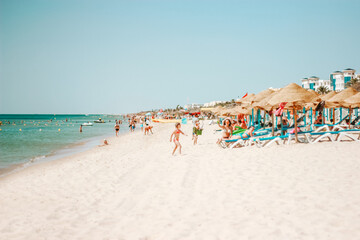 there are many tourists on the beaches of the island, yellow sand and blue blue sea. Where to stay and celebrate Christmas and New year,Phuket is popular with tourists and wants to travel for leisure.