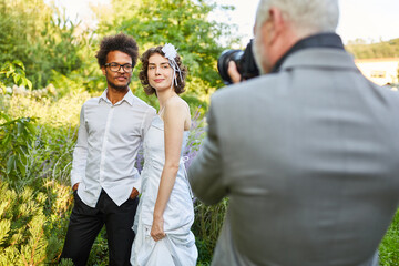 Hochzeitsfotograf fotografiert glückliches Brautpaar
