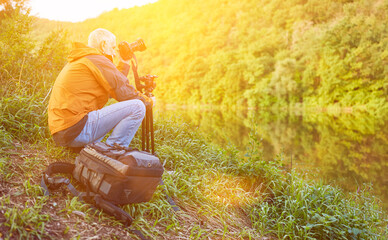 Landschaftsfotograf in der Natur beim Fotografieren
