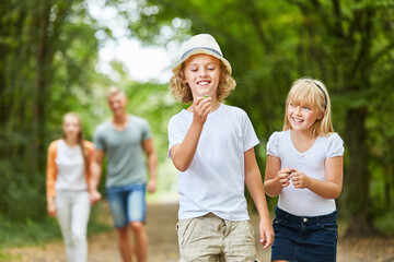 Kinder haben Spaß bei Ausflug in die Natur