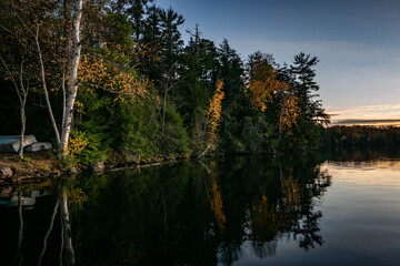 Obraz premium Northwoods Lakeshore in Autumn