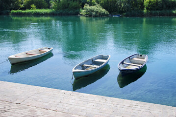 Imbarcazioni sul fiume Adda a Brivio.