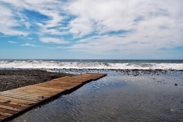 Orilla del mar con peque&ntilde;a pasarela de madera