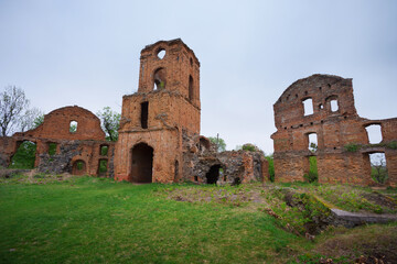 Fototapeta na wymiar The castle ruins in Korets