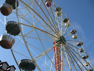 Riesenrad vor blauem Himmel