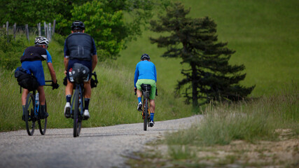 Cyclistes en Gravel  Bike sur les routes du Vercors 