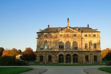 Obraz premium The Sommerpalais in the park 