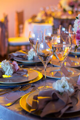 Copas de cristal con platos en un banquete de bodas. 
