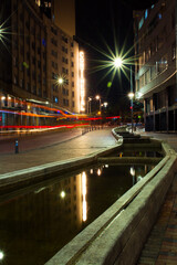 Larga exposición nocturna en Bogota, en la avenida JImenez en el centro de Bogota. 