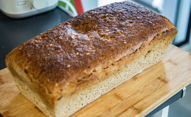 Pan de centeno hecho en casa con masa madre en formato molde