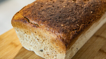 Pan de centeno hecho en casa con masa madre en formato molde
