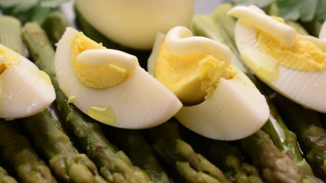 Asparagi e uova sode con maionese  ft0206_0017 Puntas de esp&aacute;rragos y huevos duros Asparagus and hard-boiled eggs with mayonnaise Шпаргла и тврдо кухана јаја са мајонезом