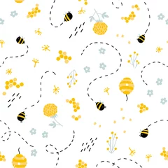Behang Grappige bijen en bijenkorf in kruiden en bloemen naadloos patroon. Vector naïeve karakters in Scandinavische handgetekende cartoon stijl. Ideaal voor kindertextiel, kleding, behang, verpakkingen © Світлана Харчук