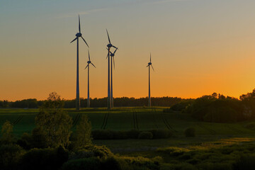 Obraz premium wind turbines at sunset