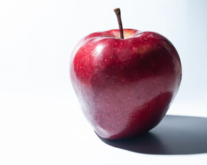 Obraz na płótnie Canvas Close up of a fresh organic apple fruit with White Background