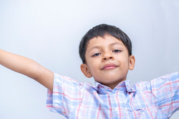 Niño alegra que quiere abrazar a sus padres