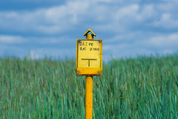 Żółty znak, oznaczenie rury gazowej w zbożu, linia gazowa, znakowanie, technika © Krzysztof