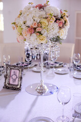 A large classic spherical composition from an assortment, beautiful flowers elegantly decorates the wedding dining table
