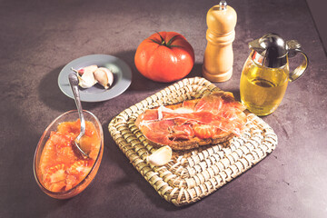bread with tomato, olive oil and cured ham