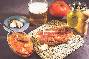 bread with tomato, olive oil and cured ham