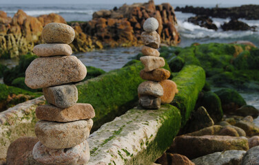 Pedras empilhadas terapias, ZEN junto ao mar na praia, bem estar