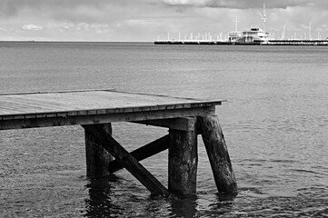 Vintage houten pier op het strand van de Oostzee in Sopot, Polen