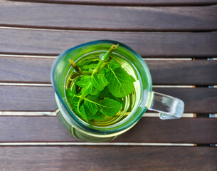 Liście mięty w dzbanku © Magdalena