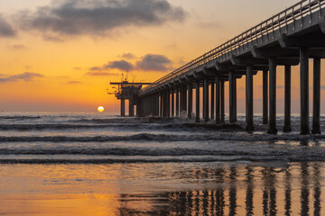 Fototapeta premium Scripps Pier at sunset in La Jolla