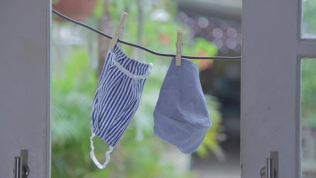 M&aacute;scaras penduradas no varal de roupas