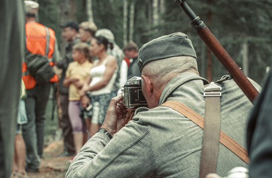 Military photographer Reconstructor of the Finnish army photographs people