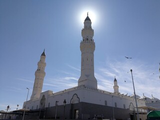 Fototapeta na wymiar Masjid Quba in Saudi Arabia, Madinah (Medina). Minaret is against the Sun's Halo.