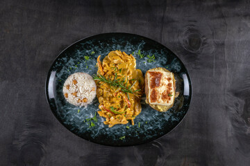 Obraz na płótnie Canvas chicken dish with curry sauce. chicken food. turkish name Köri soslu tavuk. 