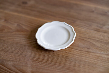 皿のあるテーブルフォト