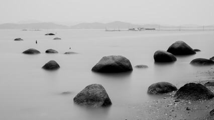 바닷가 썰물 때 드러난 작은 암초