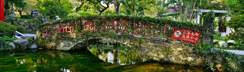 Fototapeta na wymiar Bridge in Jieshou Park near Taiwan Presidential Palace