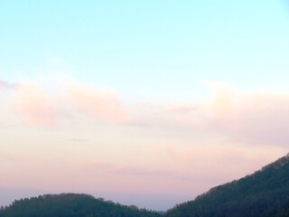 日本の田舎の風景　1月　真冬の朝日と山と空　朝焼け