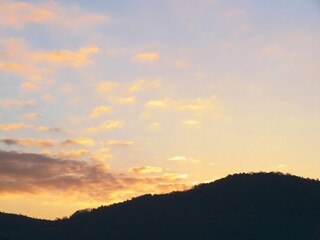 日本の田舎の風景　1月　真冬の朝日と山と空　朝焼け