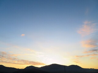 日本の田舎の風景　1月　真冬の朝日と山と空　朝焼け