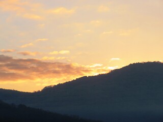 日本の田舎の風景　1月　真冬の朝日と山と空　朝焼け