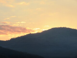 日本の田舎の風景　1月　真冬の朝日と山と空　朝焼け