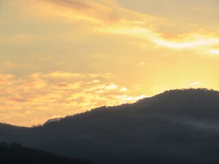 日本の田舎の風景　1月　真冬の朝日と山と空　朝焼け