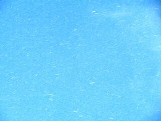 日本の田舎の風景　1月　雪の舞う日　青空