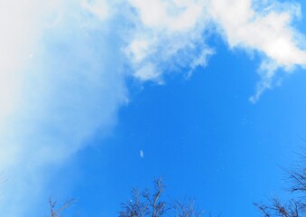 日本の田舎の風景　1月　雪雲と青空