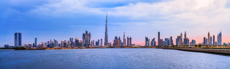 Skyline panorama van Dubai bij zonsondergang