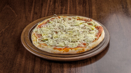 Pizza com queijo portuguesa com ovo cebola