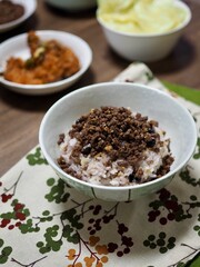 한국의 음식 볶음 소고기 밥 
