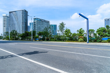 Obraz premium empty asphalt road near glass office building