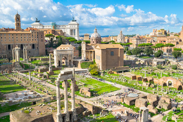 Fototapeta premium Piękny widok na ruiny Forum Romanum (Forum Romano) z pomnikiem Wiktora Emmanuela II w tle - Rzym, Włochy