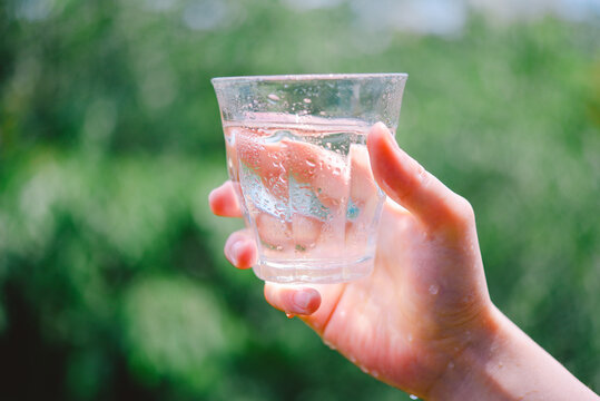 水の入ったグラスを持つ女性の手 Buy This Stock Photo And Explore Similar Images At Adobe Stock Adobe Stock