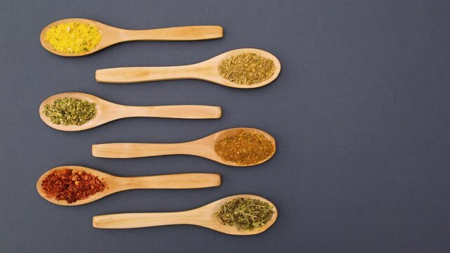 Wooden spoons with spices moving - Stop motion 